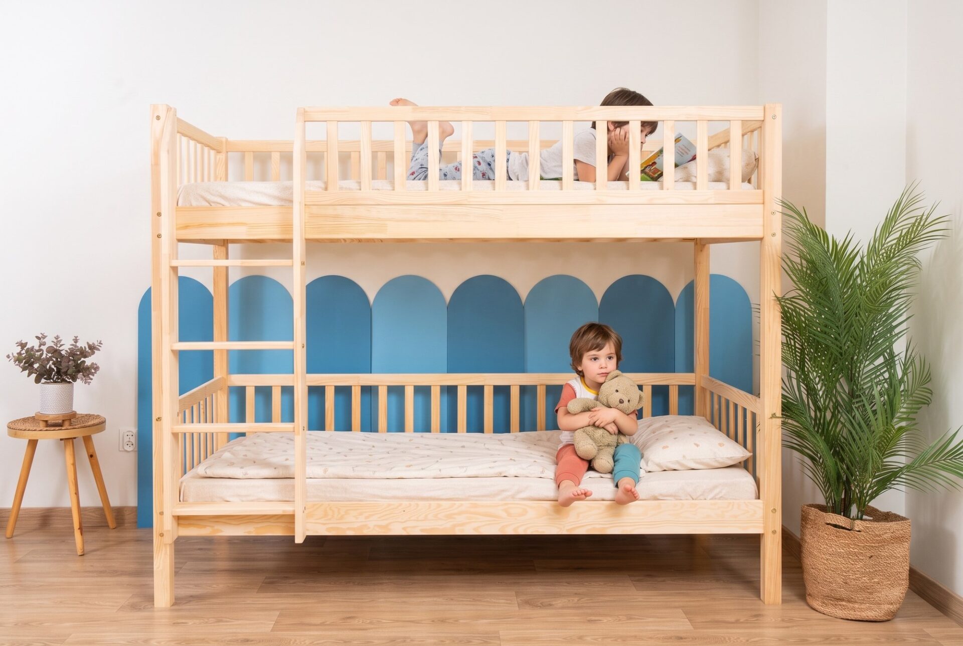 KOSMO Bunk Bed – in the children's room (family) KOSMO Bunk Bed in pine wood in a children's room