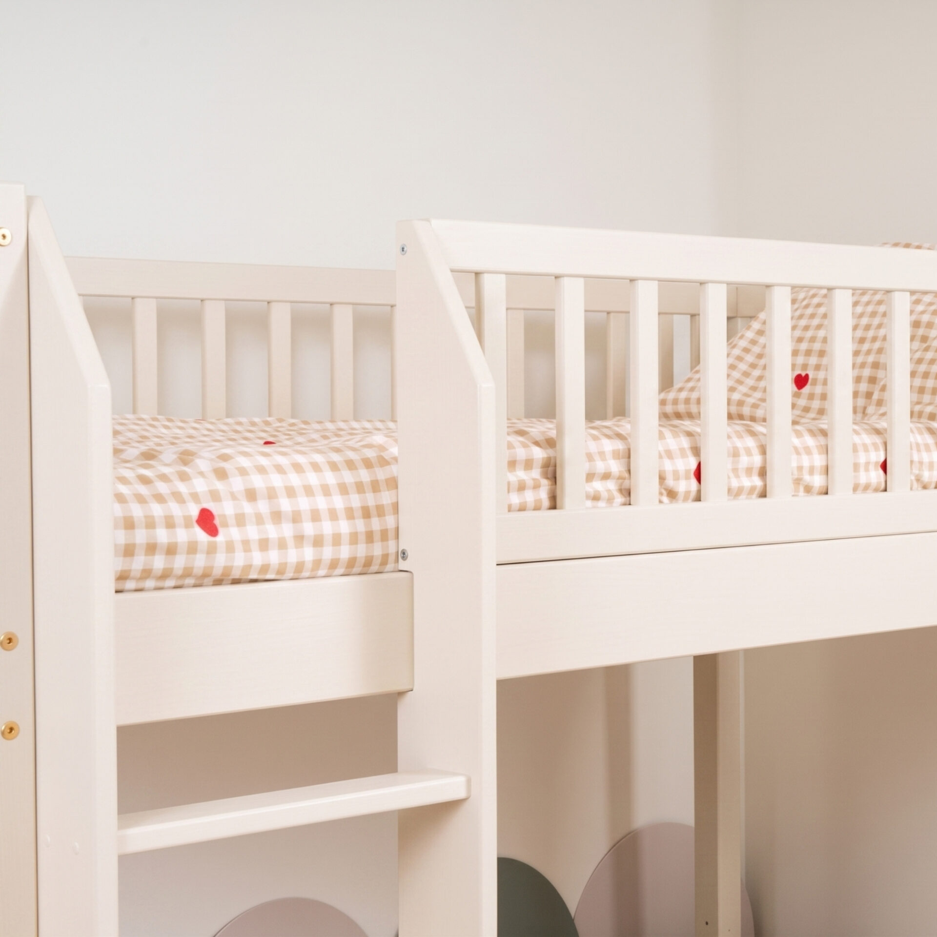 KOSMO Loft Bed – cashmere (1) KOSMO Loft Bed in pine wood, cashmere