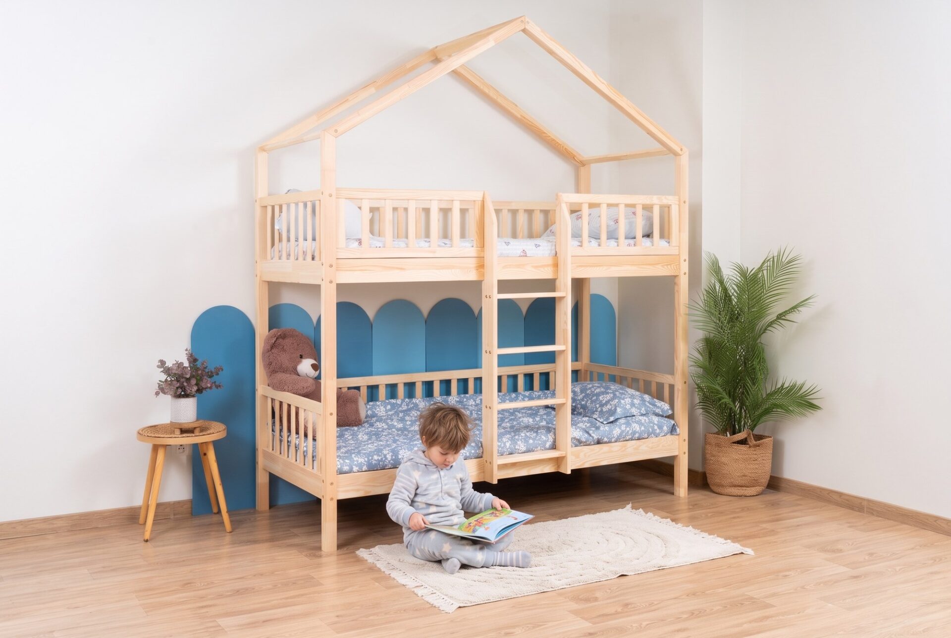 KOSMO Short Bunk Bed – in the children's room (child) KOSMO Short Bunk Bed in pine wood in a children's room