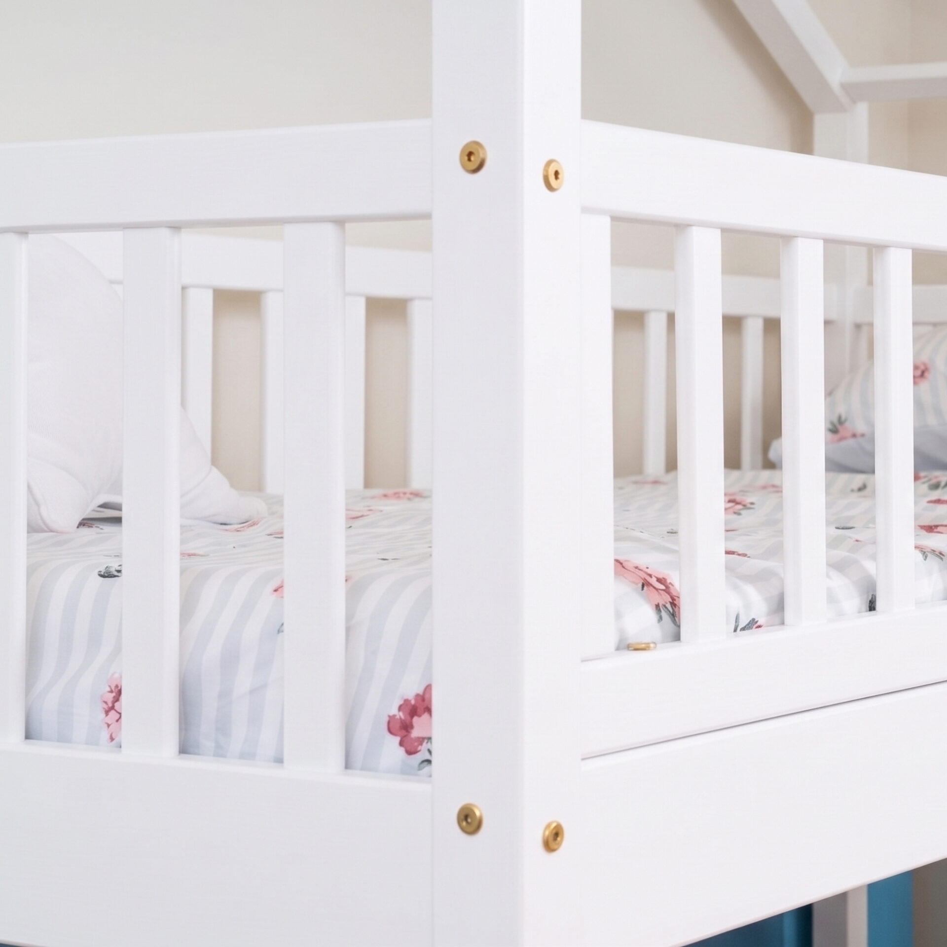 KOSMO Short Bunk Bed – white (11) KOSMO Short Bunk Bed in pine wood, white